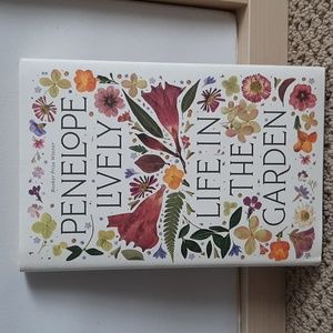 🌼5 for $25🌼 Life in the Garden by Penelope Lively